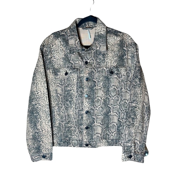 Free People NWOT Snake Print Oversized Trucker Denim Jacket Sz S - Picture 1 of 3